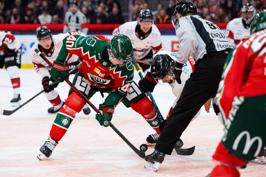 Frölundas Jacob Peterson tekar mot Malmö Redhawks Robin