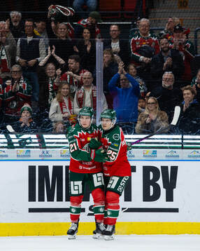 Frölundas Jere Innala jublar ihop med Arttu Ruotsalainen