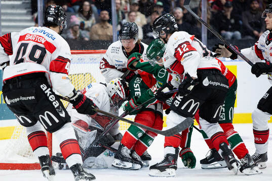 Frölundas Nicklas Lasu oroar framför Malmö Redhawks