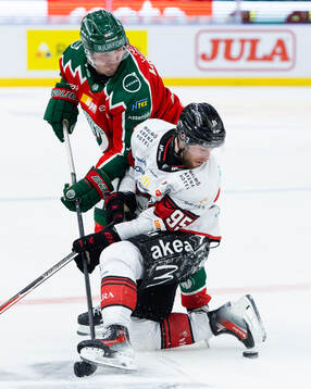 Frölundas Max Lindholm och Malmö Redhawks Carl Persson
