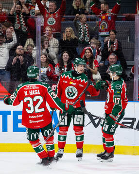 Frölundas Jacob Peterson jublar ihop med Noah Hasa och