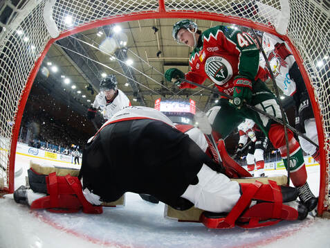 Frölundas Ivar Stenberg oroar framför Malmö Redhawks