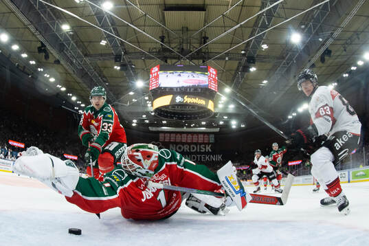 Frölundas målvakt Lars Johansson med en räddning jämte