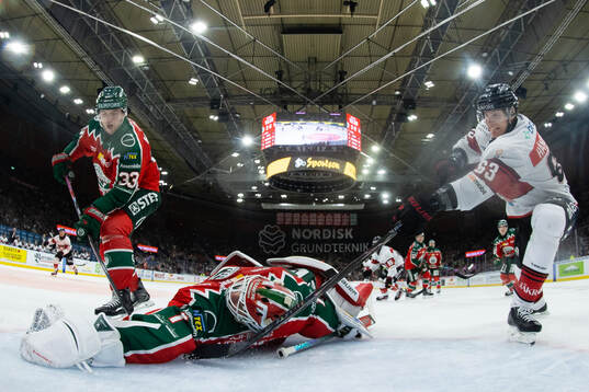 Frölundas målvakt Lars Johansson med en räddning