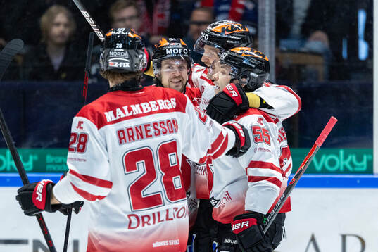 Örebros David Quenneville jublar med lagkamrater