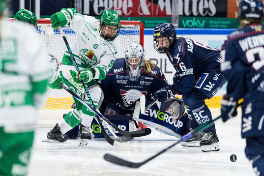 Rögles Sara Boucher och Linköpings målvakt Ebba Svensson