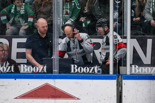Domare Marcus Linde och Domare Mikael Holm videogranskar
