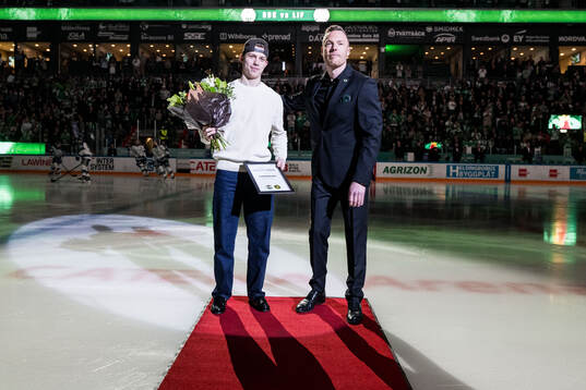 Rögles j-20 Oliver Dejbjerg Larsen mottager blommor av