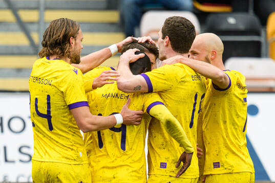 Mjällbys Elliot Stroud jublar