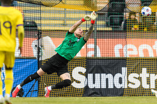 Mjällbys Elliot Stroud (ej i bild) gör 1-0 bakom Malmö