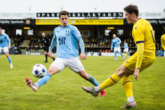 Malmö FFs Kenan Busuladzic och Mjällbys Elliot Stroud