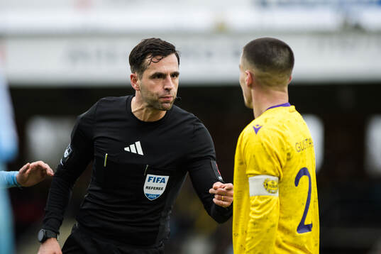 Domare Granit Maqedonci och Mjällbys Jesper Gustavsson