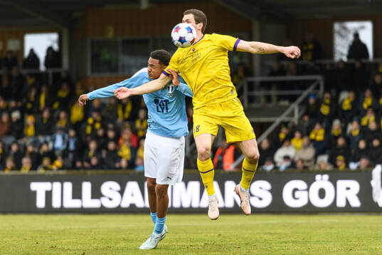 Malmö FFs Theodor Lundbergh och Mjällbys Jacob Bergström