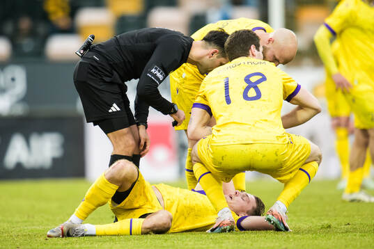 Mjällbys Elliot Stroud får vård