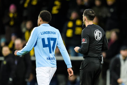 Malmö FFs Antonio Palac och Domare Granit Maqedonci dömer