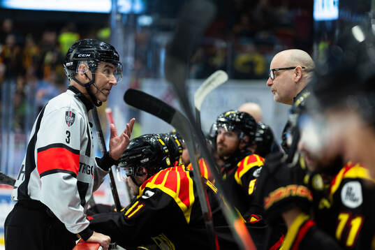 Domare Linus Öhlund pratar med Brynäs tränare Niklas