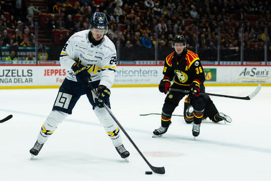 HV71s Hampus Eriksson och Brynäs Linus Ölund