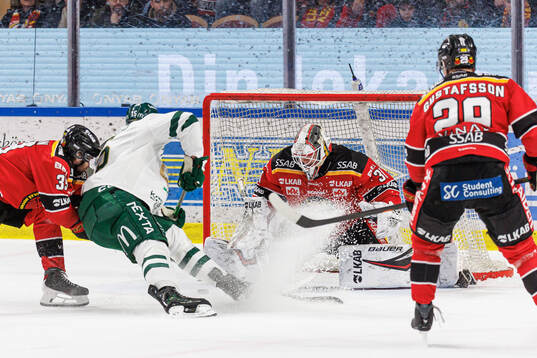 Färjestads Jack Berglund gör 0-1 på Luleås målvakt
