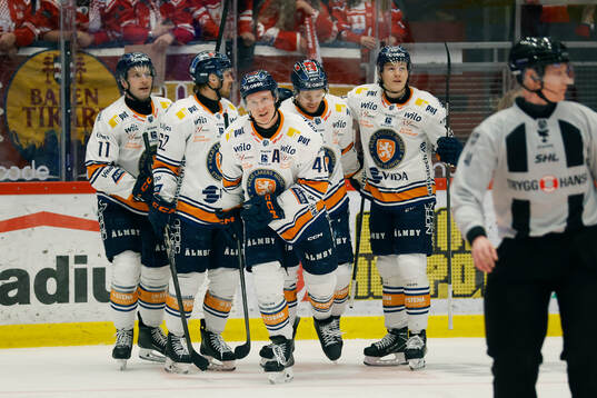 Växjös Dennis Rasmussen jublar