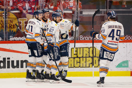 Växjös Dennis Rasmussen jublar