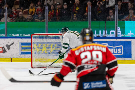 uleås Erik Gustafsson ser Färjestads Jack Berglund