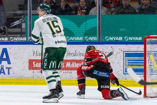 Färjestads Jack Berglund avgör till 1-3 i tom målbur