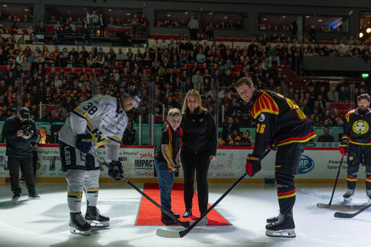 Nedsläpp av ”Aja baja Cancer” med HV71s Olle Alsing