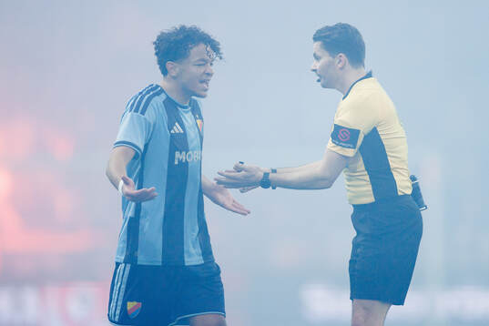 Djurgårdens Mikael Anderson i samtal med Domare Joakim Sars