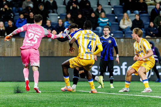 IFK Göteborgs målvakt Elis Bishesari och Sirius Henrik