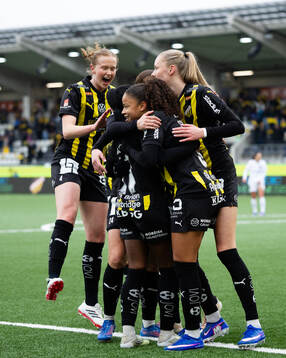 Häckens Monica Jusu Bah jublar med lagkamrater