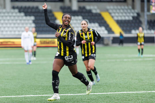 Häckens Monica Jusu Bah jublar