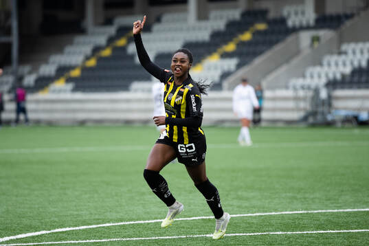 Häckens Monica Jusu Bah jublar