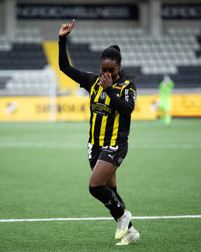 Häckens Monica Jusu Bah jublar