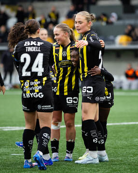 Häckens Monica Jusu Bah jublar med lagkamrater