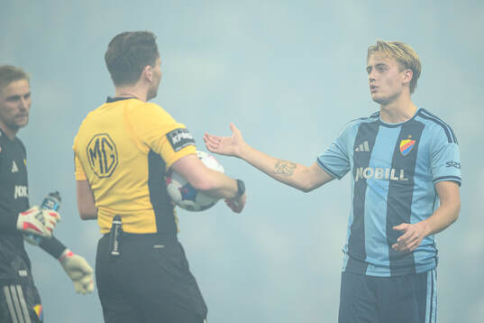 Djurgårdens Oskar Fallenius i samtal med Domare Joakim Sars