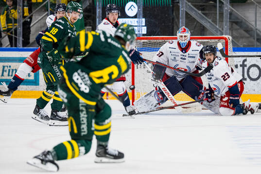 Oskarshamns målvakt Emil Vuorio och Kevin Karlsson