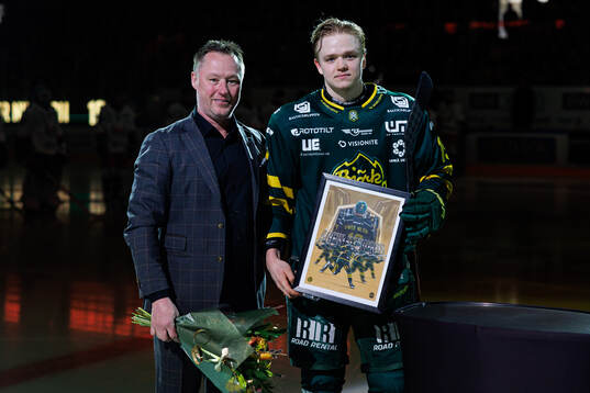 Björklövens Liam Dower Nilsson tar emot pris för årets