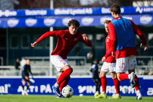 Denzel De Roeve of Brann warms up