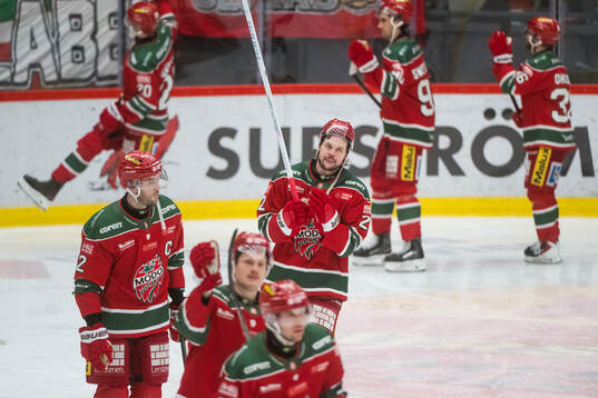 MoDos Måns Carlsson jublar