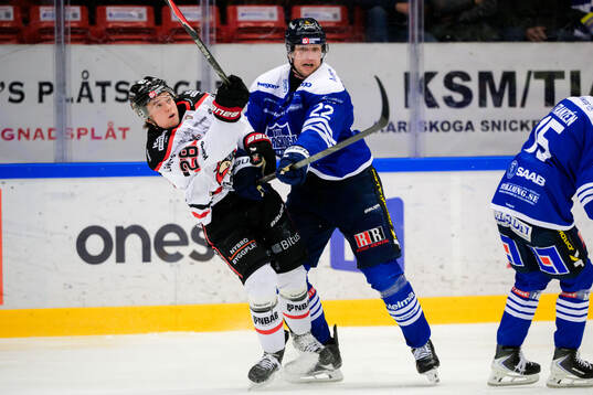 Nybro Vikings Theo Jacobsson och Karlskogas Viktor Lang