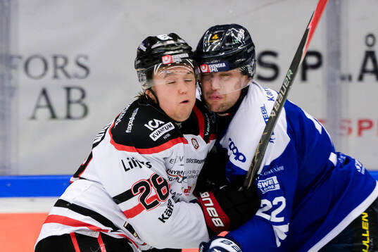 Nybro Vikings Theo Jacobsson och Karlskogas Viktor Lang