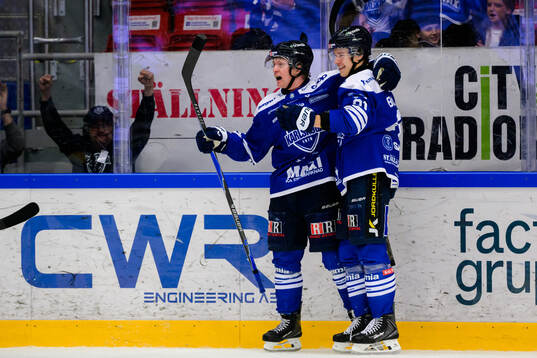 Karlskogas Hampus Plato och Tim Barkemo jublar