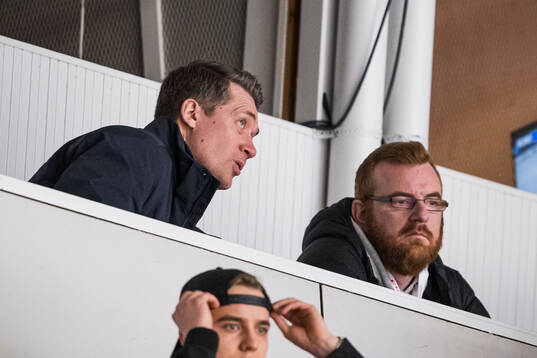 Sam Hallam, förbundskapten Tre Kronor på läktaren