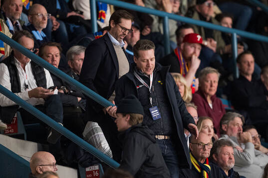 Sam Hallam, förbundskapten Tre Kronor på läktaren