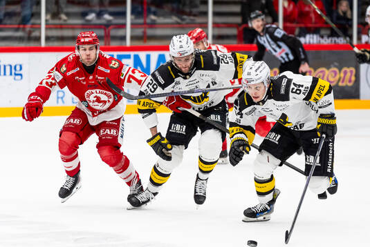 Troja/Ljungbys Anton Gradin mot Västerås Kim Rosdahl och