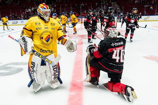 Djurgårdens målvakt Daniel Marmenlind och Malmö Redhawks