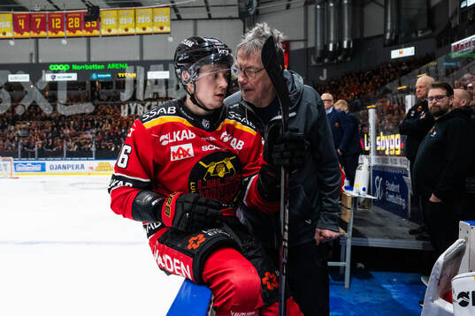 Luleås Pontus Andreasson och materialförvaltare Peter