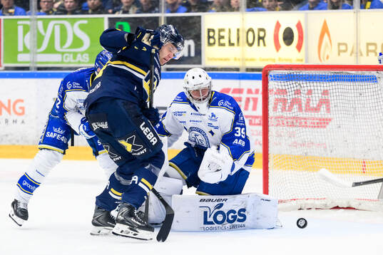 HV71s Hampus Eriksson och Leksands målvakt Filip Larsson