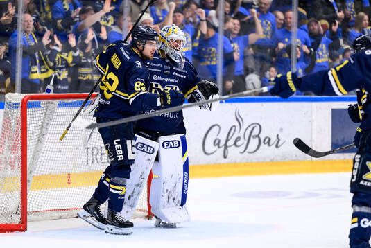 HV71s Santeri Hatakka och målvakt Felix Sandström jublar