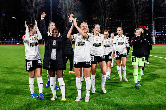 Häckens Monica Jusu Bah och Alva Selerud jublar med